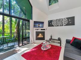 Linger a While Chalet on Gallery Walk with Spa, Fireplace, WiFi & Netflix, hytte i Mount Tamborine