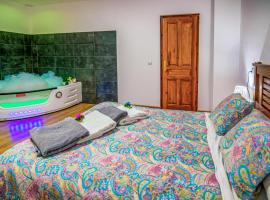 Lovely Apartment In La Omauela With Kitchen، فندق مع موقف سيارات في La Omañuela