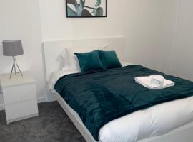 Cannock, Modern 2 bed house, Perfect for contractors, Business Travellers, Short Stays, Driveway for 2 vehicles, Close to M6, M54/i54, A5.A38. McArthur Glen Designer Outlet, cheap hotel in Cannock