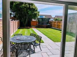 Lovely 3-Bed House in Lytham Saint Annes, hotell i Saint Annes on the Sea
