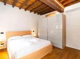 Stylish Quardilatero Romano Central Flat