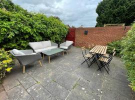 NomiHomes-Otis House-Free Parking x 2-Central -10ppl, holiday home in Exeter