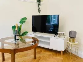 NomiHomes-Otis House-Free Parking x 2-Central -10ppl