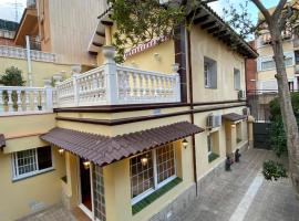 Casa Flores del Mediterráneo, hotel cerca de Sant Roc, Badalona