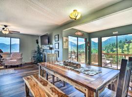 Idyllic Cabin with Grill and Panoramic Mtn Views!, khách sạn ở Estes Park