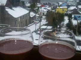 Carlingford Mountain and Sea Views, hotel perto de Holy Trinity Heritage Centre, Carlingford