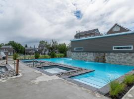 Condo climatisé près du Mont Sainte-Anne avec parc aquatique, piscine, spa, gym, arcades et billard !, hotel in Beaupré