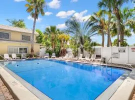 Waves 18, 2 Bedroom, Pool View, Heated Pool, BBQ, WiFi, Sleeps 6