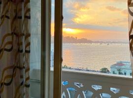 Royal Luxury Apartment with Gorgeous Sea View، فندق بالقرب من محطة مصر، الإسكندرية