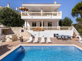 Villa Felicidad, hotel v mestu Font de Sa Cala