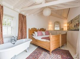 Trafalgar Cottage - Stunning sea view property on beach, hotel with parking in Kingsdown