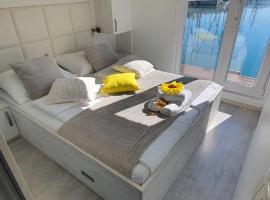 Floating Sea House SONČEK, ξενοδοχείο σε Portorož