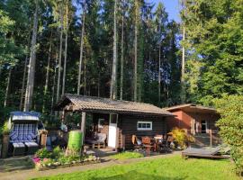 Casa Foresta - minimalistisches 1-Raum Tiny House direkt am Wald, hotel with parking in Wingst