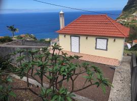Panoramic Ocean View House, cottage in Faial
