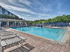 Walk to Ocean: Condo w/ Pool in New Smyrna Beach, hotel din New Smyrna Beach