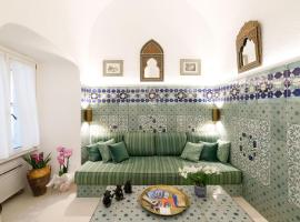 Qasar Luxury Suite - in Capri's Piazzetta, луксозен хотел в Капри