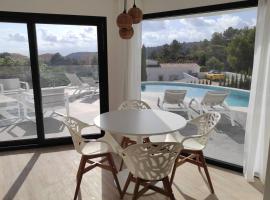 쿰브레 델 솔에 위치한 호텔 Precioso apartamento en una villa con piscina en Cumbre del Sol Moraira Benitachell