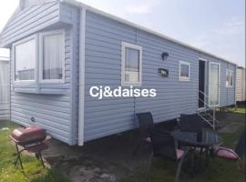 CJ & Daisies Holiday Home, holiday home in Prestatyn