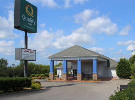Quality Inn Crossville Near Cumberland Mountain State Park: Crossville şehrinde bir golf oteli