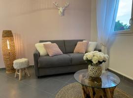 Studio calme et cosy: Saint-Julien-les-Villas şehrinde bir otoparklı otel