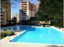 Apartamento con gran piscina de temporada a 200 metros de la playa, hotel familiar en Canet d'en Berenguer
