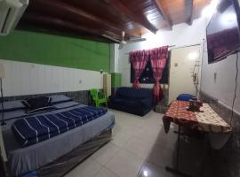 HERMOSO APARTAMENTO MONOAMBIENTE ZONA SHOPPING, hotell i Colonia Mariano Roque Alonso