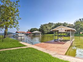 Cedar Creek Reservoir Home with Dock Fish and Boat!, dovolenkový dom v destinácii Mabank