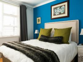 Spectacular 5 Bedroom Sea Point Villa w Netflix, villa in Cape Town