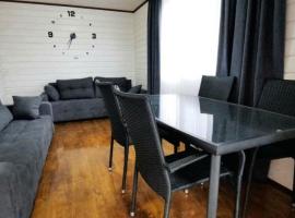 Новый дом целиком 800м от моря за городом в тихом уютном месте, hotel in Chornomorsk