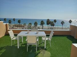 Coqueto estudio-ático EN PRIMERA LÍNEA DE PLAYA CON PRECIOSAS VISTAS AL MAR, hotel a Almeria