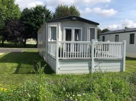 Squirrel Lodge with Hot Tub, cabană din Pocklington