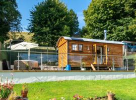 Honey Bee Shepherd's Hut - with Woodfired Hot Tub: Hawkshead şehrinde bir kulübe