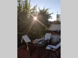 Casa en GRANADA con hermoso jardín, parking calle