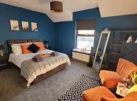 Near beach, Modern and Spacious 4 Bedroom House, Hot Tub, Wifi, Netflix, Parking
