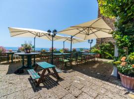 Casa Vacanze Al Settimo Cielo, hotel with parking in Massa