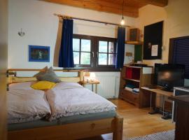 Wohnstudio in umgebauter Scheune, hotel v destinaci Altlassing