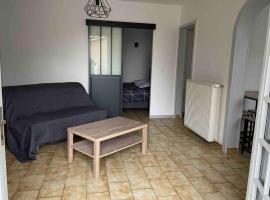 Appartement chaleureux au cœur d un village classé, holiday rental in Villebois-Lavalette