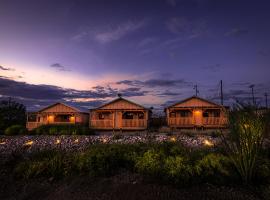 -Pet Friendly- Miners Cabin #5 -Two Double Beds - Private Balcony, holiday rental in Tombstone
