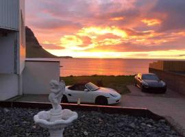 Kirkjufell Oceanfront Villa, orlofshús/-íbúð í Grundarfirði