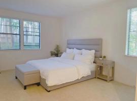 Irvine 2Bedroom 2 Bathroom Apartment with Kitchen Pool gym, hotel em Irvine