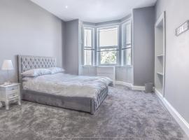 4 Bed-Sleeps 8- Free Parking-Pets-Hot Tub, hotel di Kelty