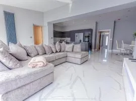 4 Bed-Sleeps 8- Free Parking-Pets-Hot Tub