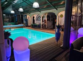 Privāta brīvdienu naktsmītne Domaine Le Lanis Chambre d'hôtes piscine spa pilsētā Senžirona