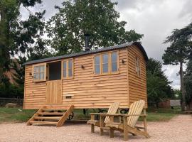 Shepherd’s Hut - The Mule, hotel with parking in Newent