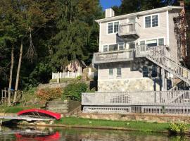 Large family house on the lake, hotel in Hewitt