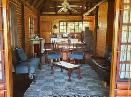 Cozy Wood Cabin, hôtel à Pretoria près de : International Primate Rescue