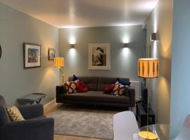 Bright and Stylish Apartment - Old Town!, budget hotel in Edinburgh