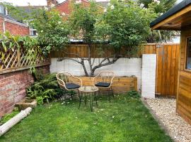 Nomi Homes - Powderham - Exeter - Uni - Free parking - Central, holiday home in Exeter