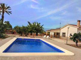 Villa rústica privada con gran chalet y piscina, hytte i Elche