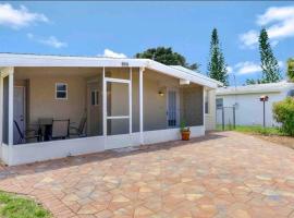 Comfy 3 bedroom with parking & close to everything, ξενοδοχείο σε Naples